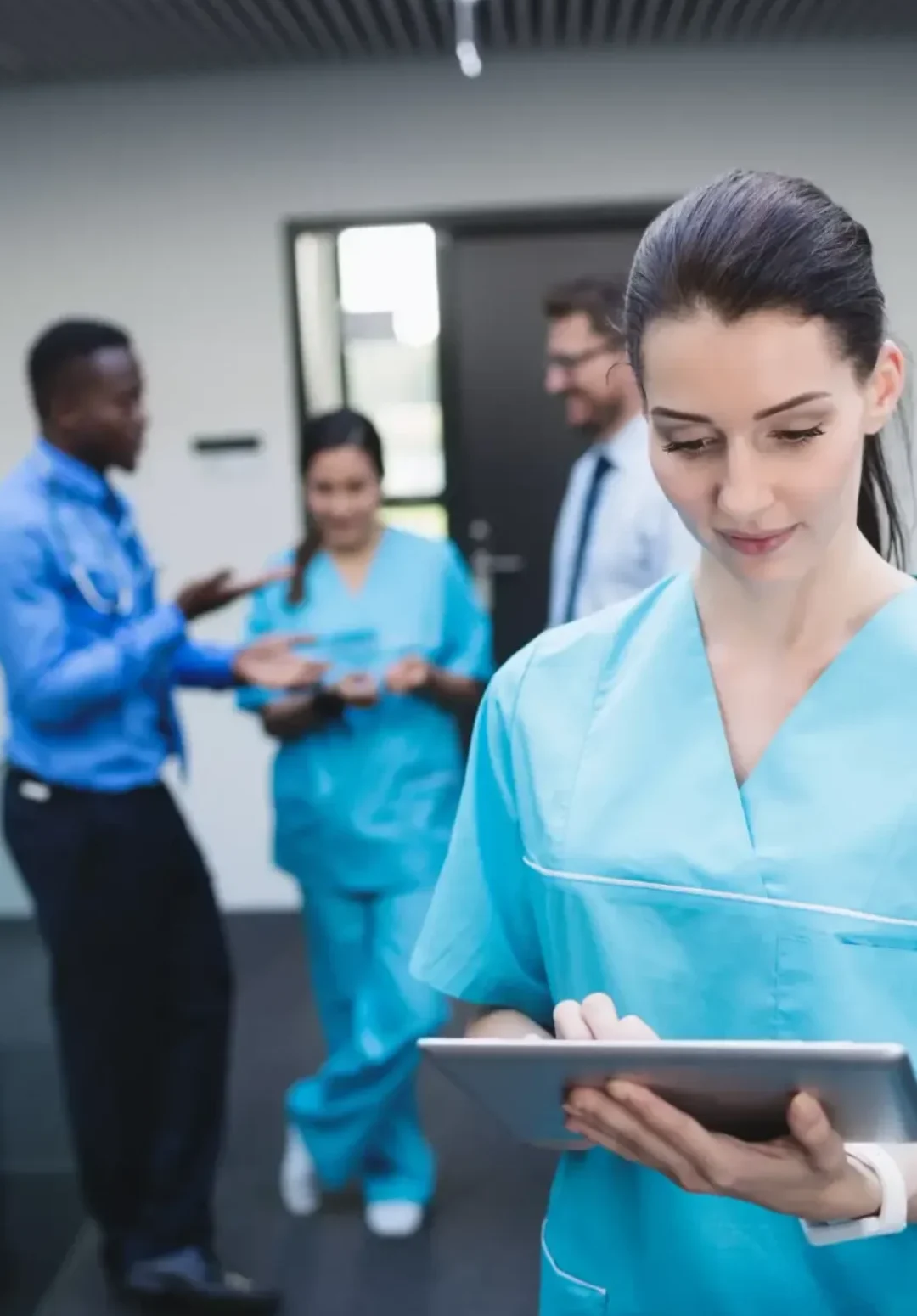 nurse using digital tablet hospital corridor scaled r1s3srfd4a2k5uqhxkvleyc9czxqqtd7p24enukcng